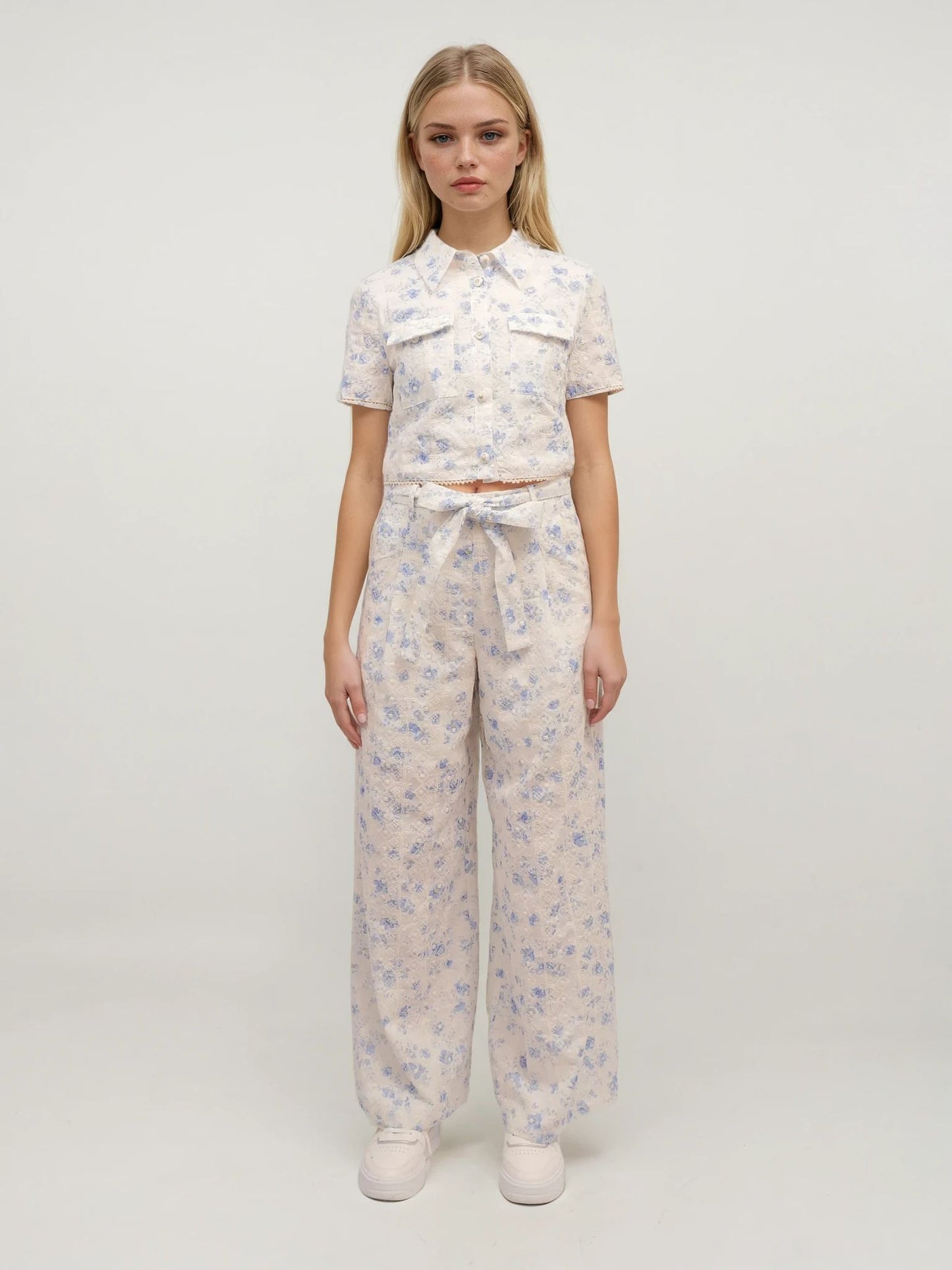 Chemise Courte Fleurie Brodée – Blossom Elegance – MJ255565