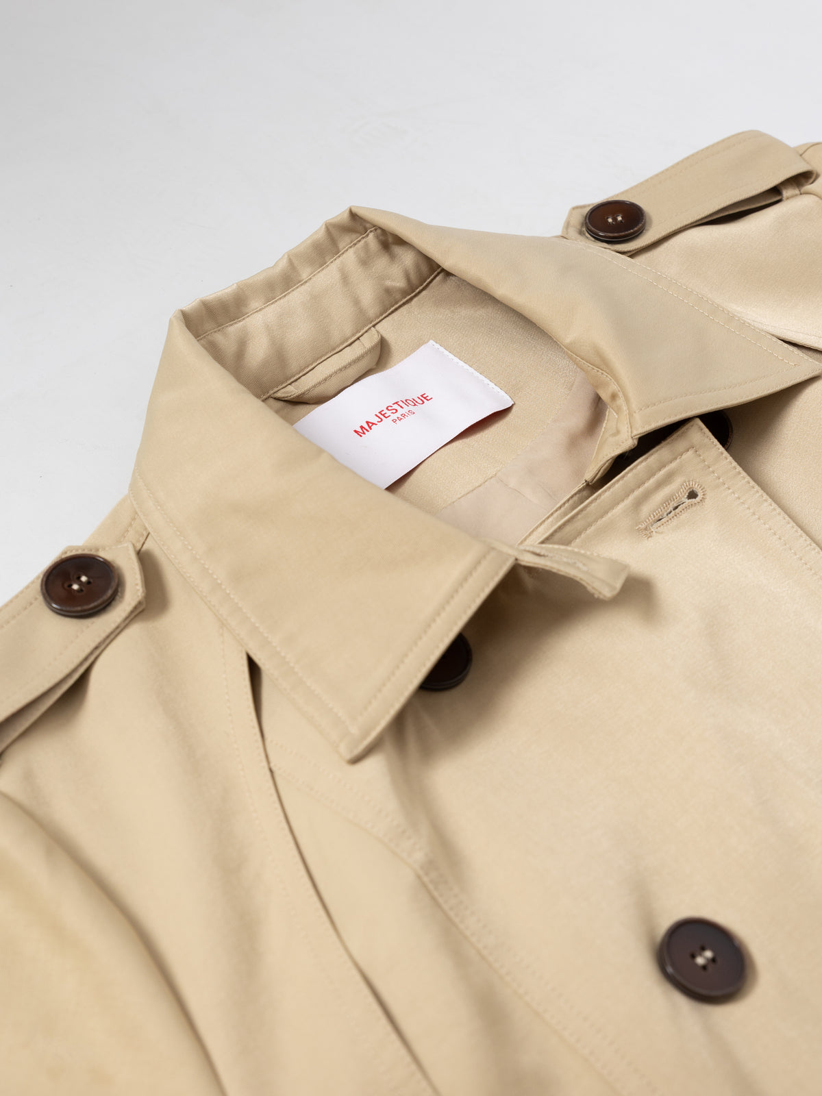 Sand soft belted trench MJ27003, collar and label detail