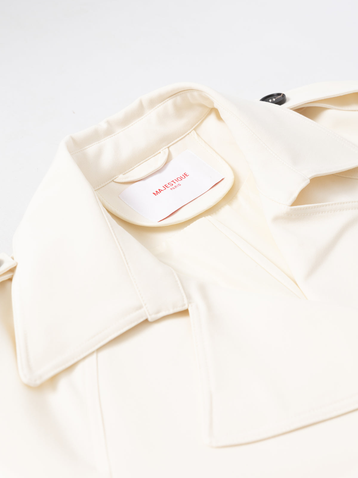 Beige short belted trench MJ272607, collar and label detail
