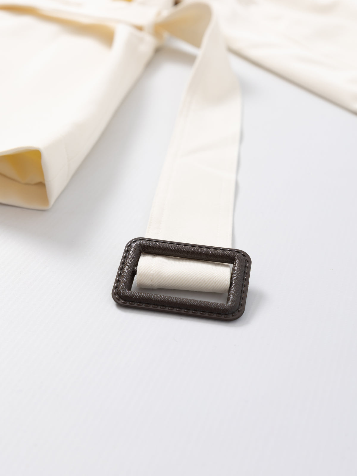 Beige short belted trench MJ272607, belt buckle detail