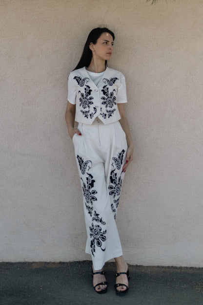 Embroidered Wide-Leg Trousers – Monochrome Muse – MJ253241